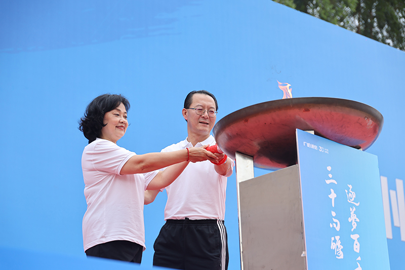 1743558783105445.jpg 梁玉琴、孫業全共同點燃主火炬.jpg