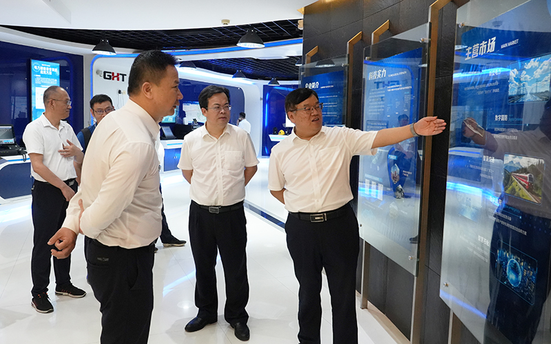 1745373854135821.jpg 魯仁全副校長一行參觀公司展廳.jpg